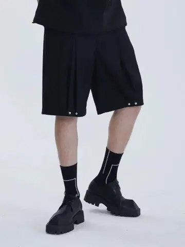 Southfish 블랙 플리츠 숏팬츠