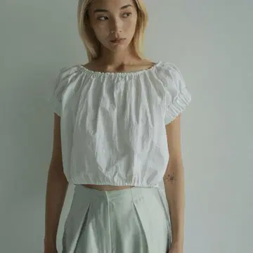 anuke Gather Offshoulder Tops