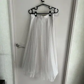 화이트 도트 무늬 튤 플레어 스커트