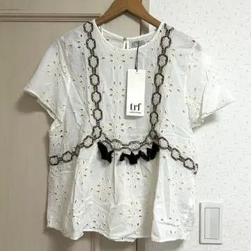 [새상품] ZARA 컷워크 레이스 블라우스