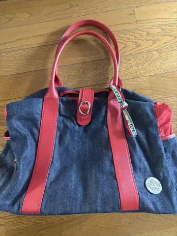 오로비안코 데님과 빨간색 토트백