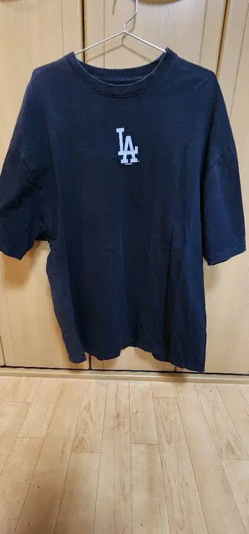 완판템 NEWERA LA 로고 블랙 티셔츠