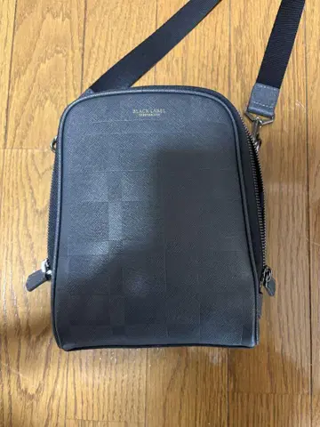 BLACK LABEL 엠보싱 체크 미니 크로스 바디백