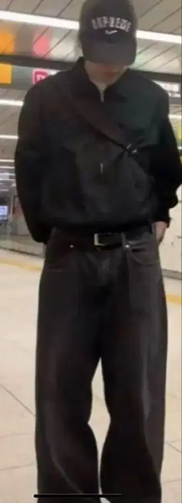 엔도 마모루 착용 h&m 배기 데님