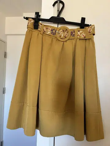 Lilly Brown 자수 벨트 머스타드 플레어 스커트