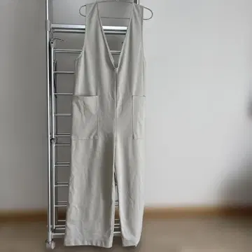 아이보리 V넥 슬리브리스 올인원