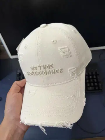 화이트 데미지 가공 캡 NO TIME FORROMANCE
