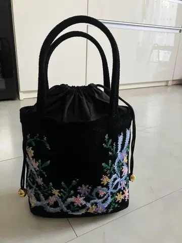 자수 디자인 블랙 토트백