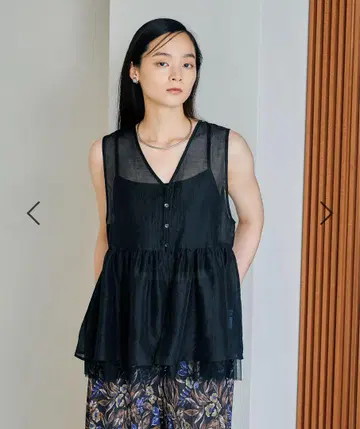 택 포함 새상품 시어 자수 모듬 슬리브리스 블라우스 LEPSIM 렙심
