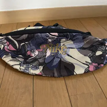 Nike 플라워 패턴 바디백