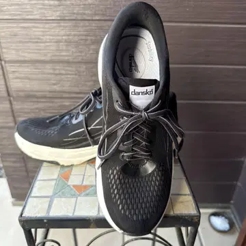 [새상품급] dansko 단스코 스니커즈 (24.5cm)