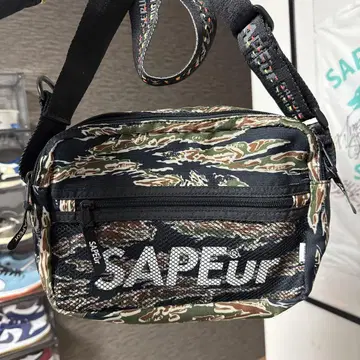 SAPEUR 카모 패턴 숄더백
