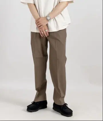 MARKAWARE FLAT TAPERED EASY TROUSERS