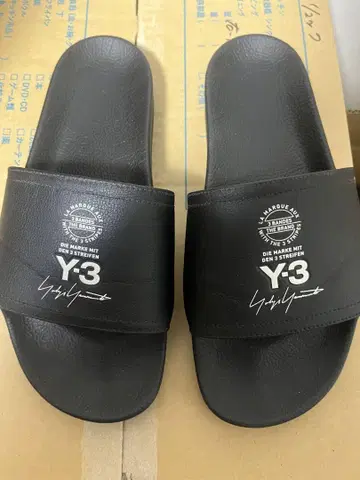 Y-3 블랙 슬라이드 샌들