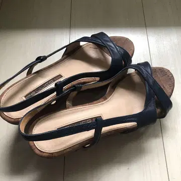 PELLICO 네이비 가죽 웨지 샌들