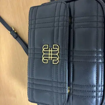 블랙 퀼팅 백 골드 로고
