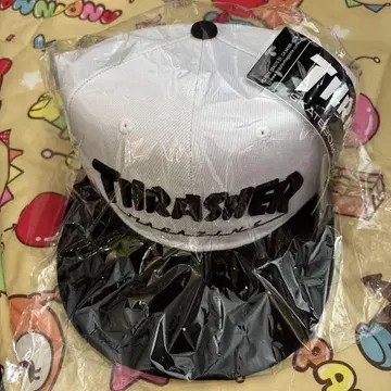 THRASHER 플랫 캡 블랙 컬러 및 화이트 컬러