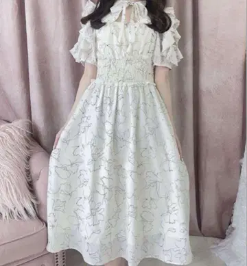 evelyn 에블린 어깨 트임 프릴 꽃무늬 원피스 프릴 원피스 화이트