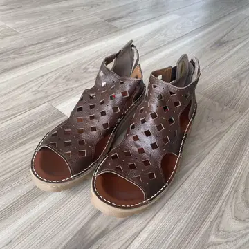 새상품급: JS하트라벨 펀칭 샌들 브라운 24 EEEE
