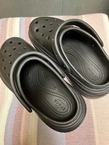 Crocs 블랙 샌들