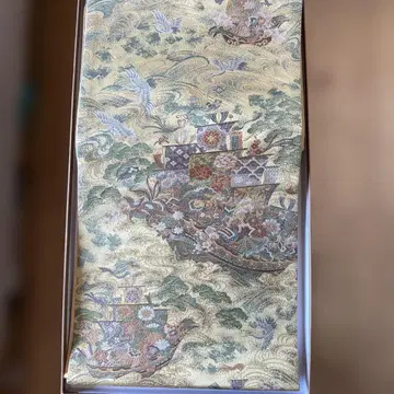 금색 바탕에 꽃, 보물선과 학이 춤추는 육통 무늬 후쿠로 오비