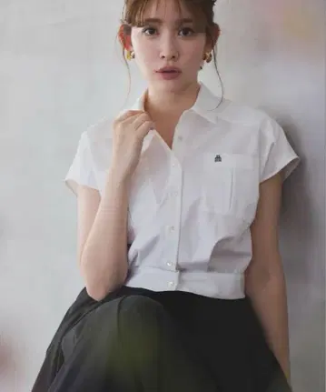 Her lip to Trois Logo Cropped Shirt