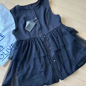 OLIVE 프릴 블랙 슬리브리스 상의