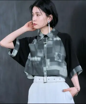 [ 새상품급 ] HARE 패턴 절개 셔츠 그레이 x 블랙 블라우스