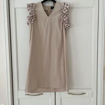 hue 프릴 슬리브리스 원피스 베이지
