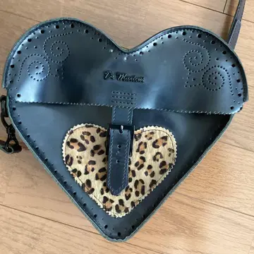 Dr.Martens 하트 사첼백