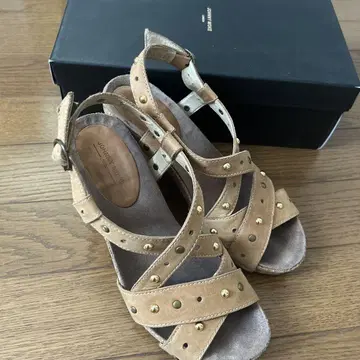 JOHNNY MOKE 베이지 스터드 샌들