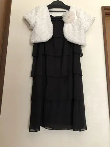 ketty 1 블랙 원피스, 아사쿠라 38 볼레로, 코사지