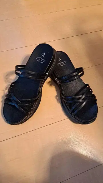 블랙 크로스 스트랩 샌들