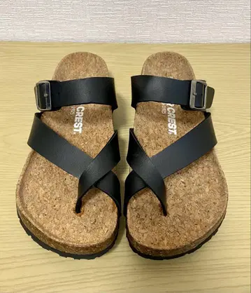 CEDAR CREST 블랙 크로스 스트랩 샌들