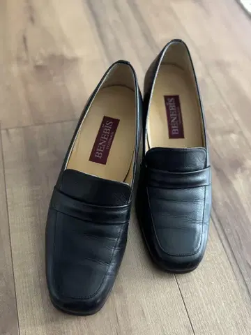 여성용 블랙 펌프스 23cm