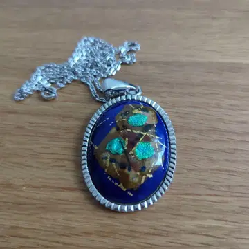 파란색과 검은색 메탈 펜던트