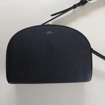A.P.C. 네이비 하프문 숄더백
