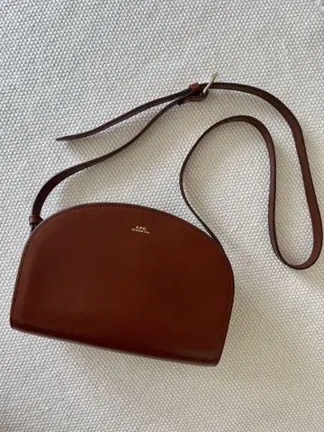 A.P.C. 아페쎄 하프문 숄더백