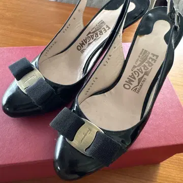 Ferragamo 블랙 하이힐 리본 포함