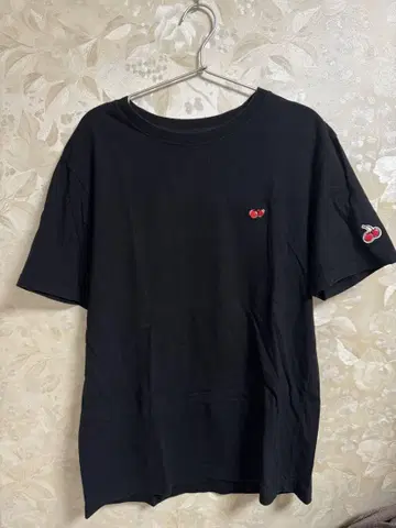 한국 KIRSH 블랙 체리 티셔츠