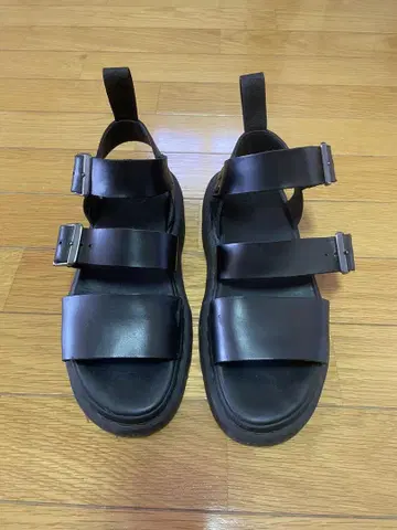 Dr. Martens 블랙 샌들 3 스트랩 그리폰