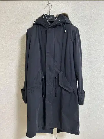 네이비 후드 부착 퍼 모즈 코트