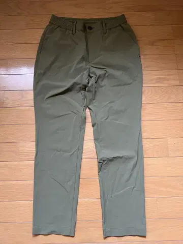 핑 올리브색 슬림핏 팬츠