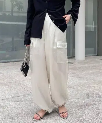 화이트 새틴 파라슈트 팬츠 카고 팬츠 콜라주