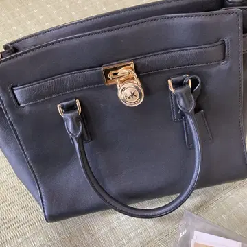 가죽 블랙 숄더백 골드 금장 장식