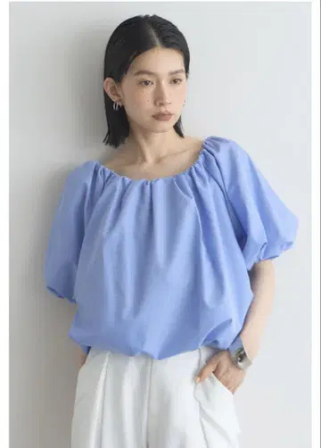 오프숄더 라이트 블루 셔츠