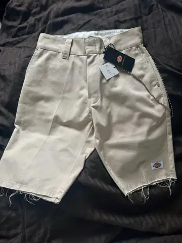 Dickies 베이지 숏팬츠 체인 부착