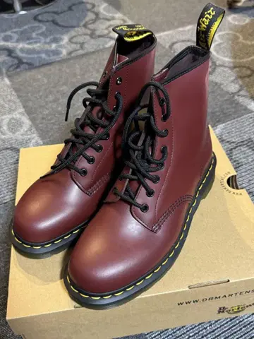 dr. Martens 체리 레드 8홀 부츠