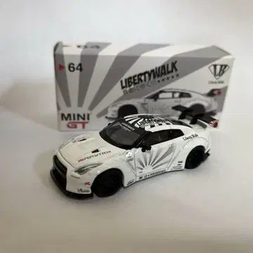 MINIGT LB Works 닛산 GT-R R35 화이트