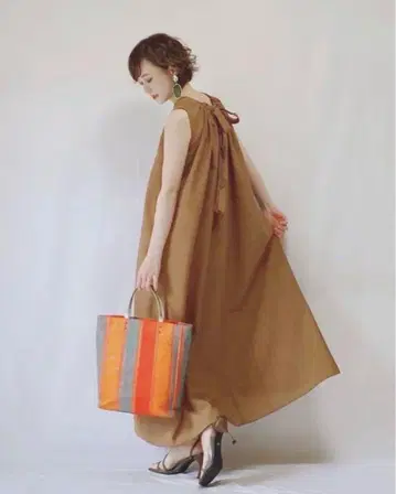 titivate 브라운 슬리브리스 롱 원피스